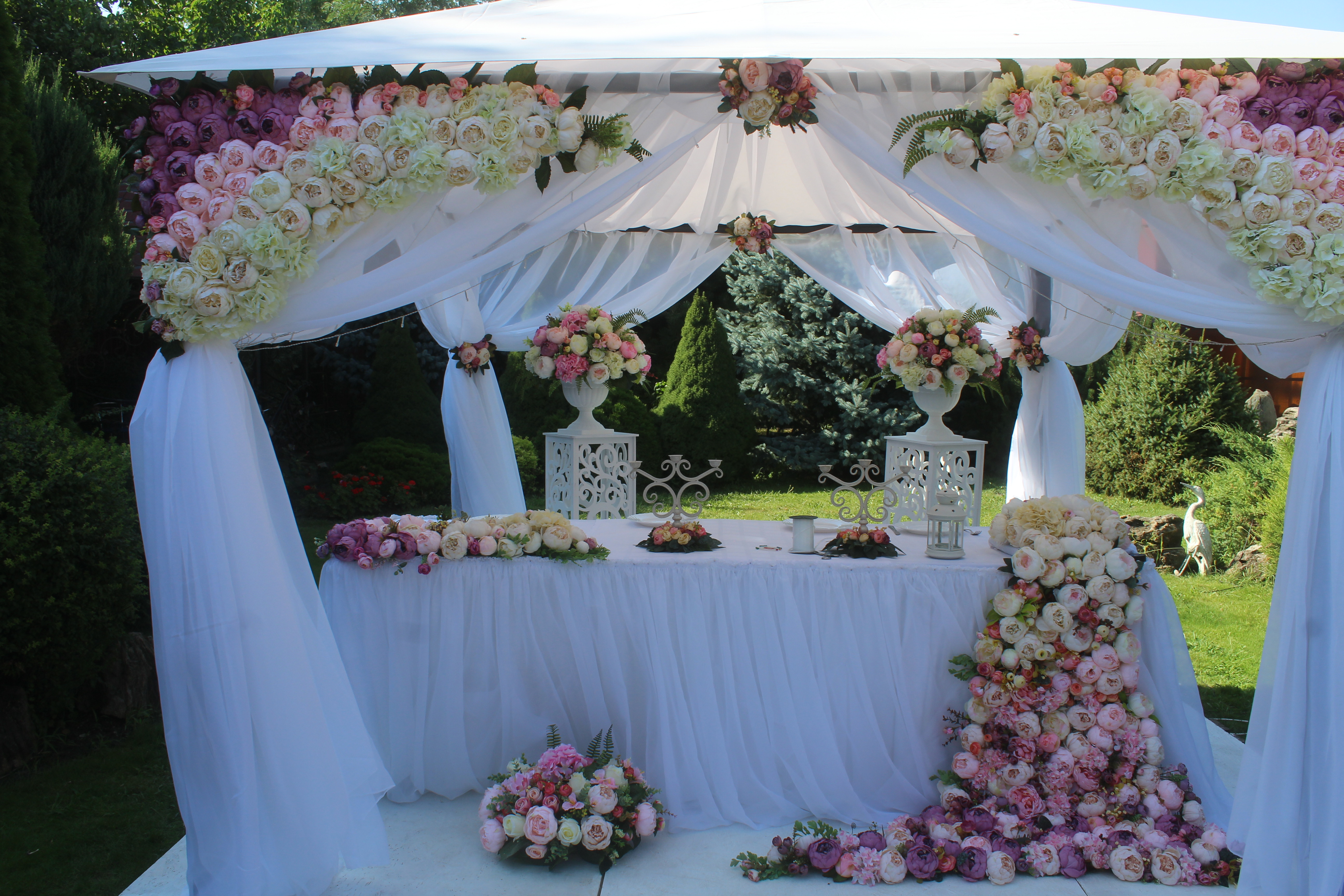 Украшение беседки на свадьбу: идеи с тканью, шарами и атласными лентами