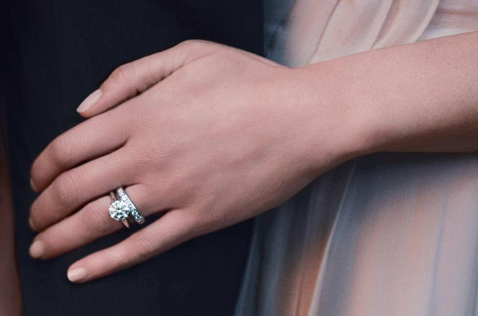 Как правильно носить и помолвочное кольцо