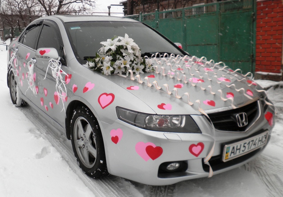 Как красиво и по-современному можно украсить свадебное авто молодоженов Фото интересных идей украшения машин в свадебном кортеже Варианты оформления автомобилей с гостями на свадьбе