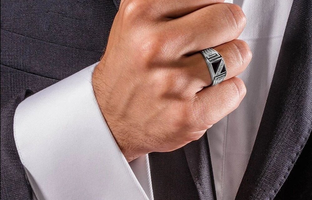 На какой руке пальце носят печатку. Перстень мужской. Мужской перстень на руке. Кольцо печатка на руке. Кольцо на мизинец мужское серебро.