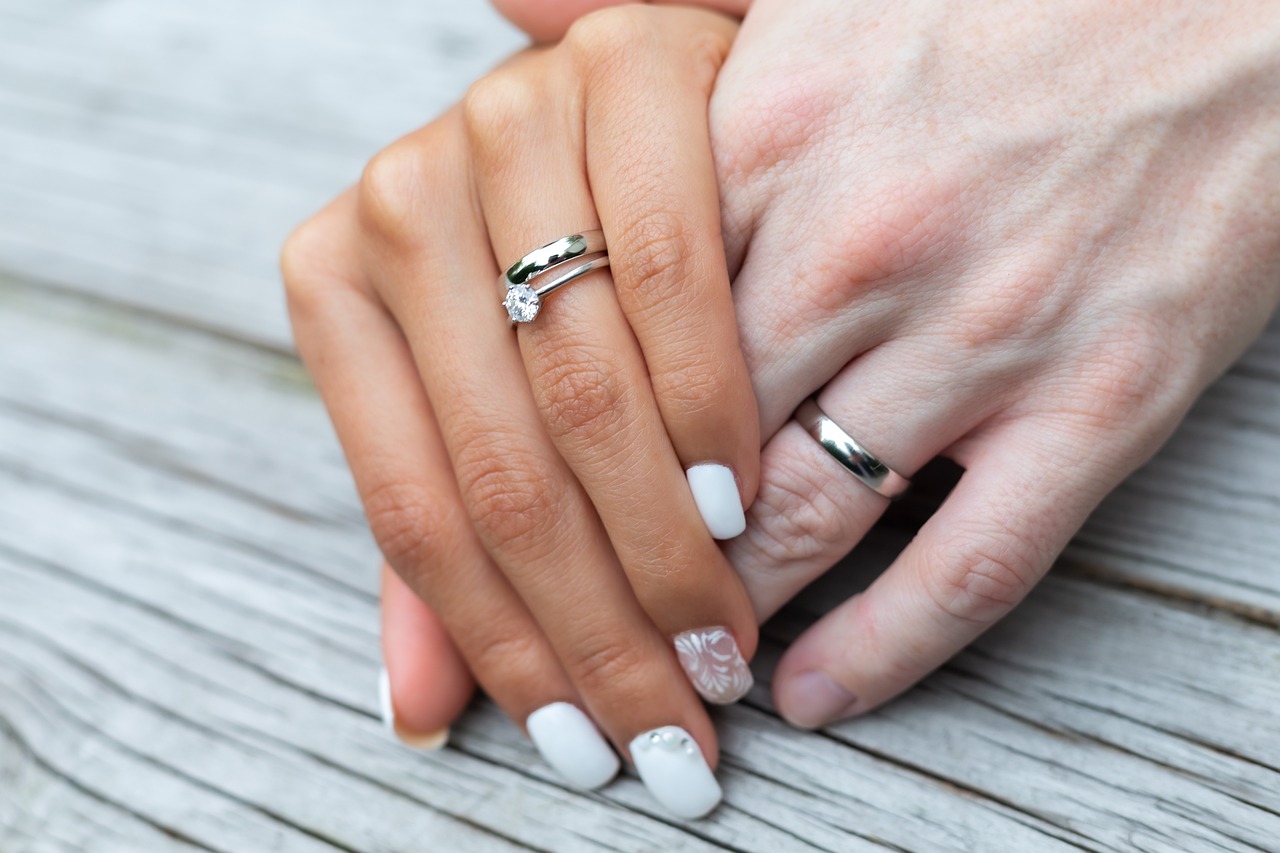 Можно ли носить обручальные кольца до свадьбы: приметы :: syl.ru