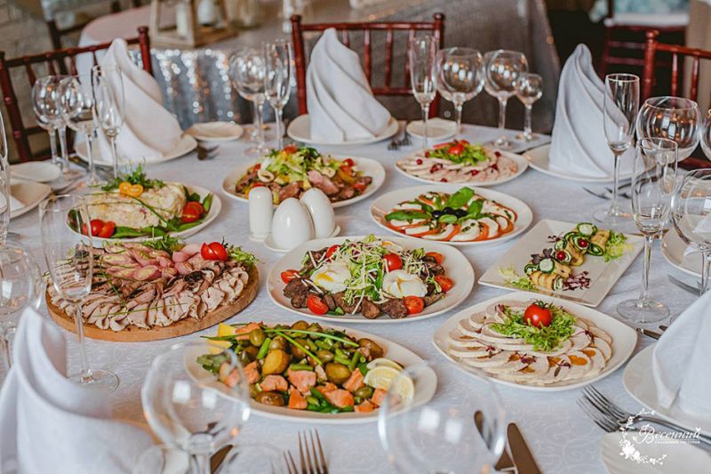 Какие горячие блюда готовят на свадьбу Как выбрать мясные блюда и гарнир Приготовление традиционного свадебного узбекского плова Что подать на свадебный стол на природе - вкусные рецепты праздничных блюд с фото