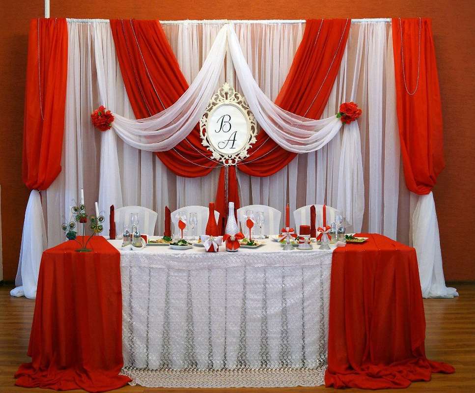 Бело-красный цвет для свадьбы — классический и очень популярный вариант, так как подобное оформление торжества будет по-настоящему праздничным и ярким Все об оформлении красно-белой свадьбы: украшение зала, создание букета невесты и выбор нарядов для моло