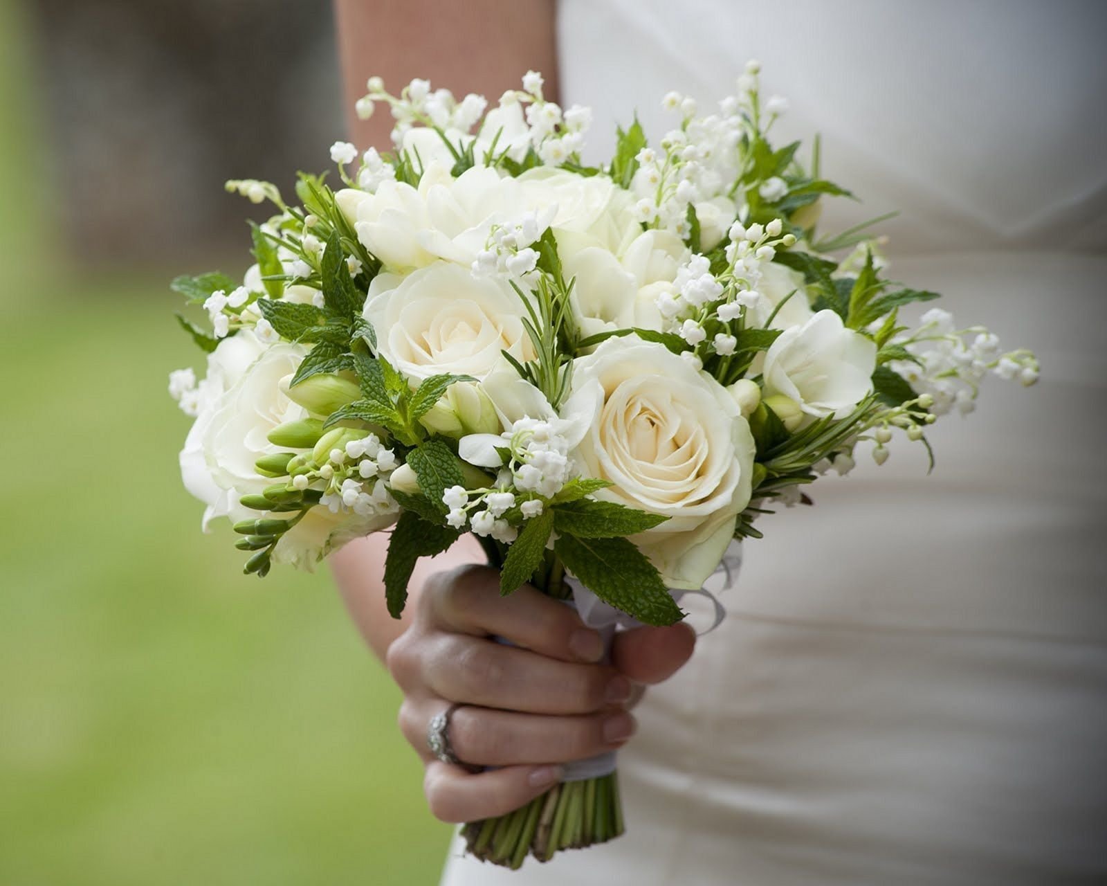 Интересные варианты для оформления классического белого свадебного букета Фото красивых букетов невесты в белых тонах на свадьбу в сочетании с другими цветами