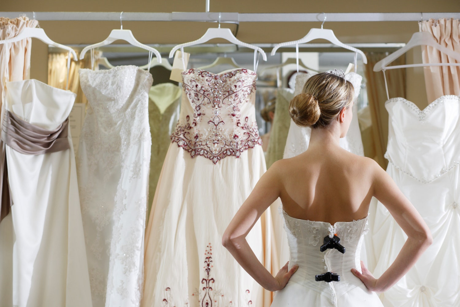 Можно ли брать свадебное платье напрокат: приметы и суеверия