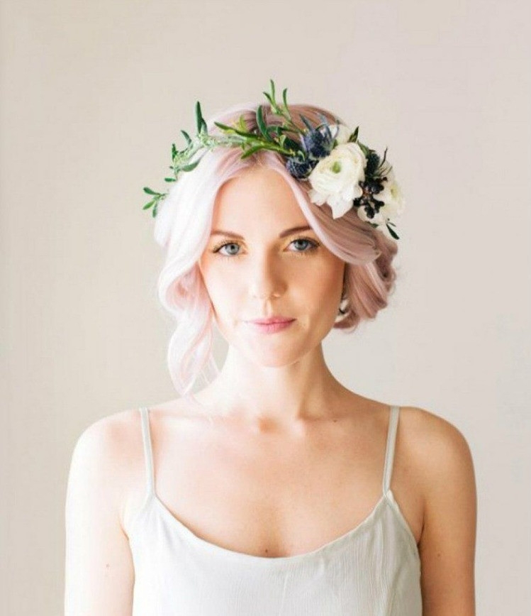 Прически с живыми цветами в волосах (на свадьбу, выпускной, детские)