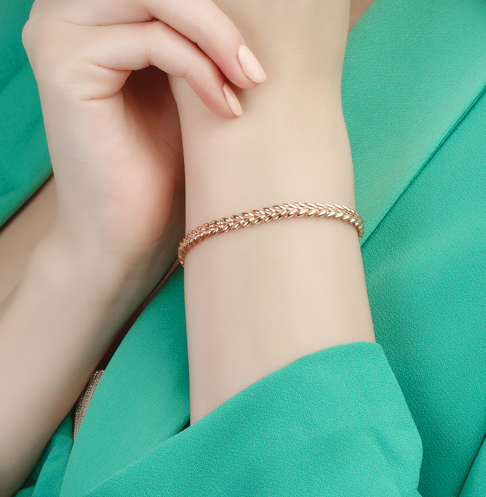 Красивый женский золотой браслет на руку – широкий и тонкий, жесткий и каучуковый, и белого золота