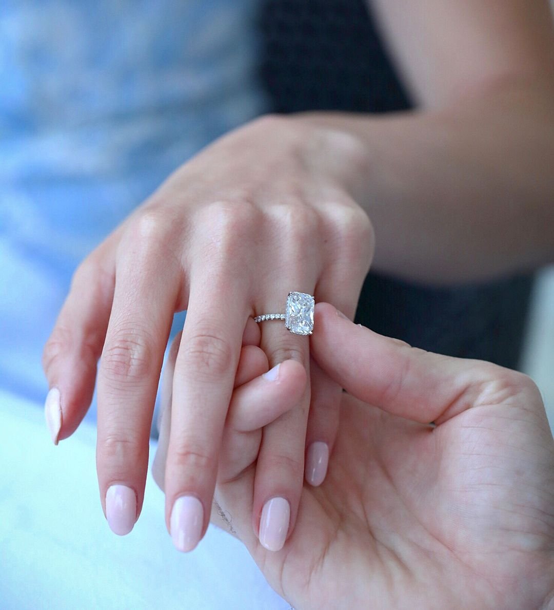 Помолвочное кольцо с обручальным на пальце
