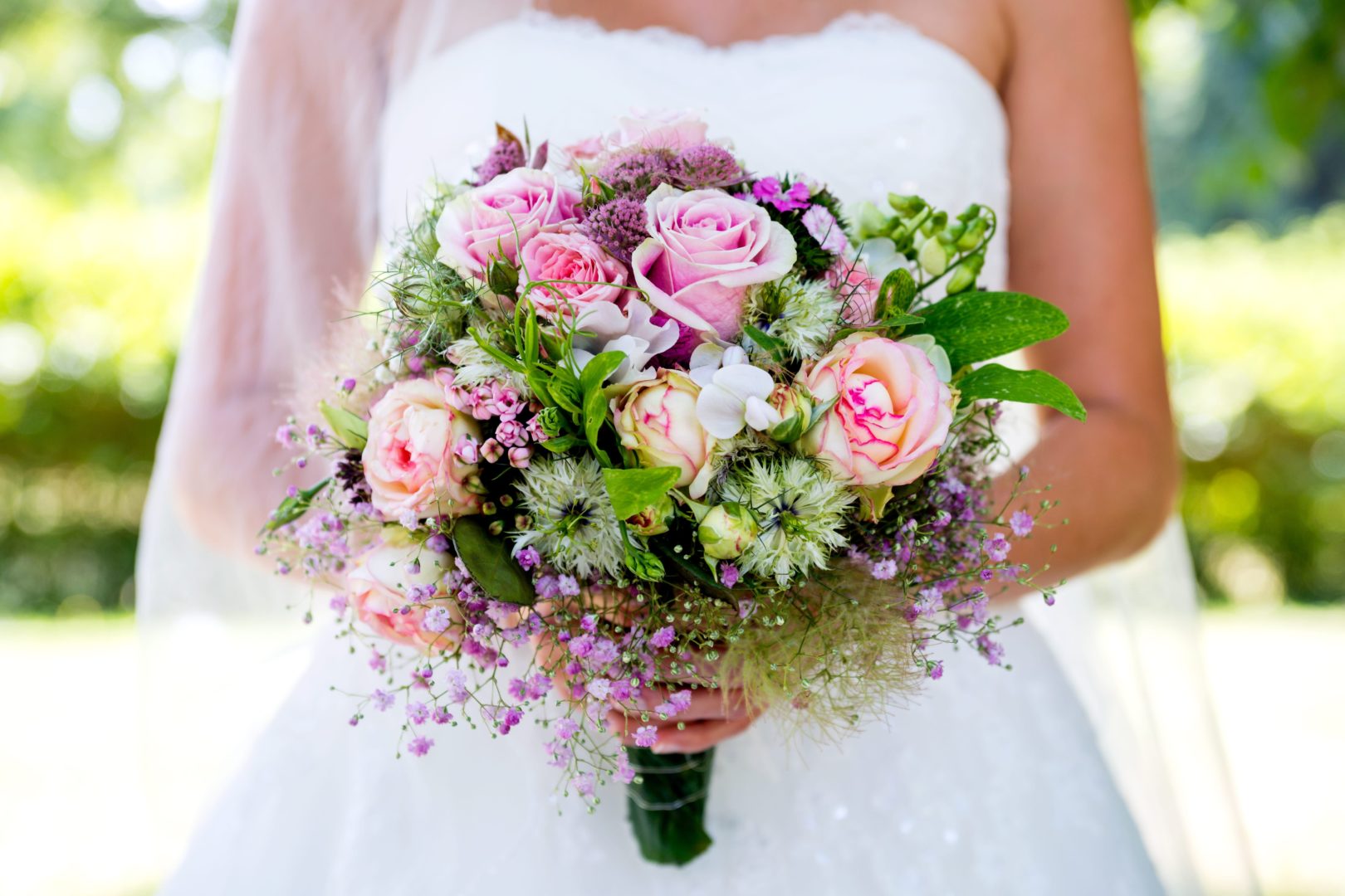 Свадебные букеты из роз: фото, описание. свадебные букеты из ромашек и роз :: syl.ru