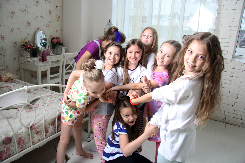 Пижамная вечеринка интересно проходит даже в домашних условиях Подходит для девочек 10-14 лет Заранее подготовленный сценарий позволит организовать мероприятие