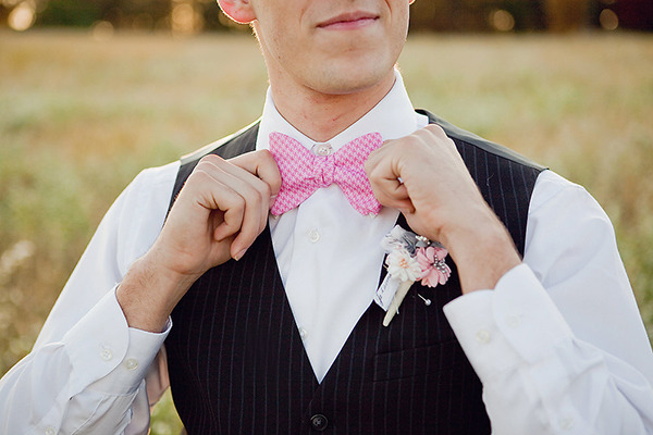 Белая рубашка с розовым галстуком