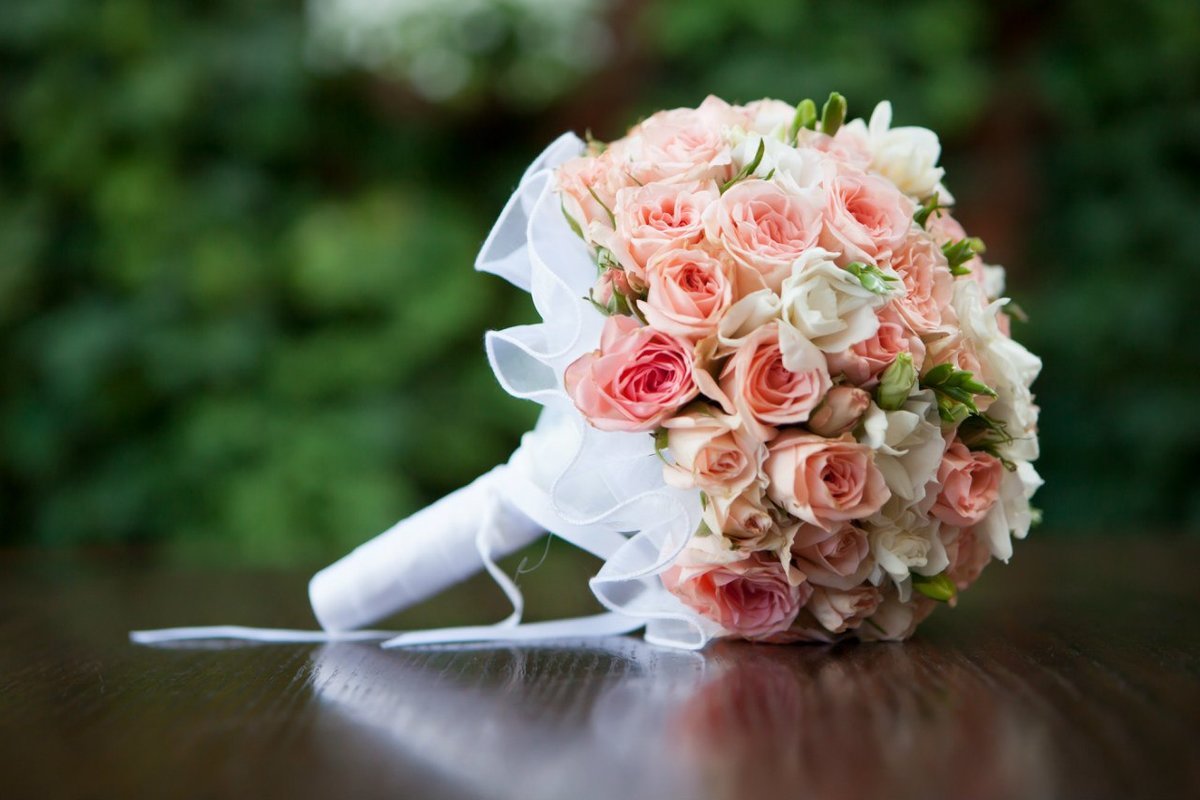 Свадебный букет из фрезий: описание, свойства, разновидности значение на языке цветов