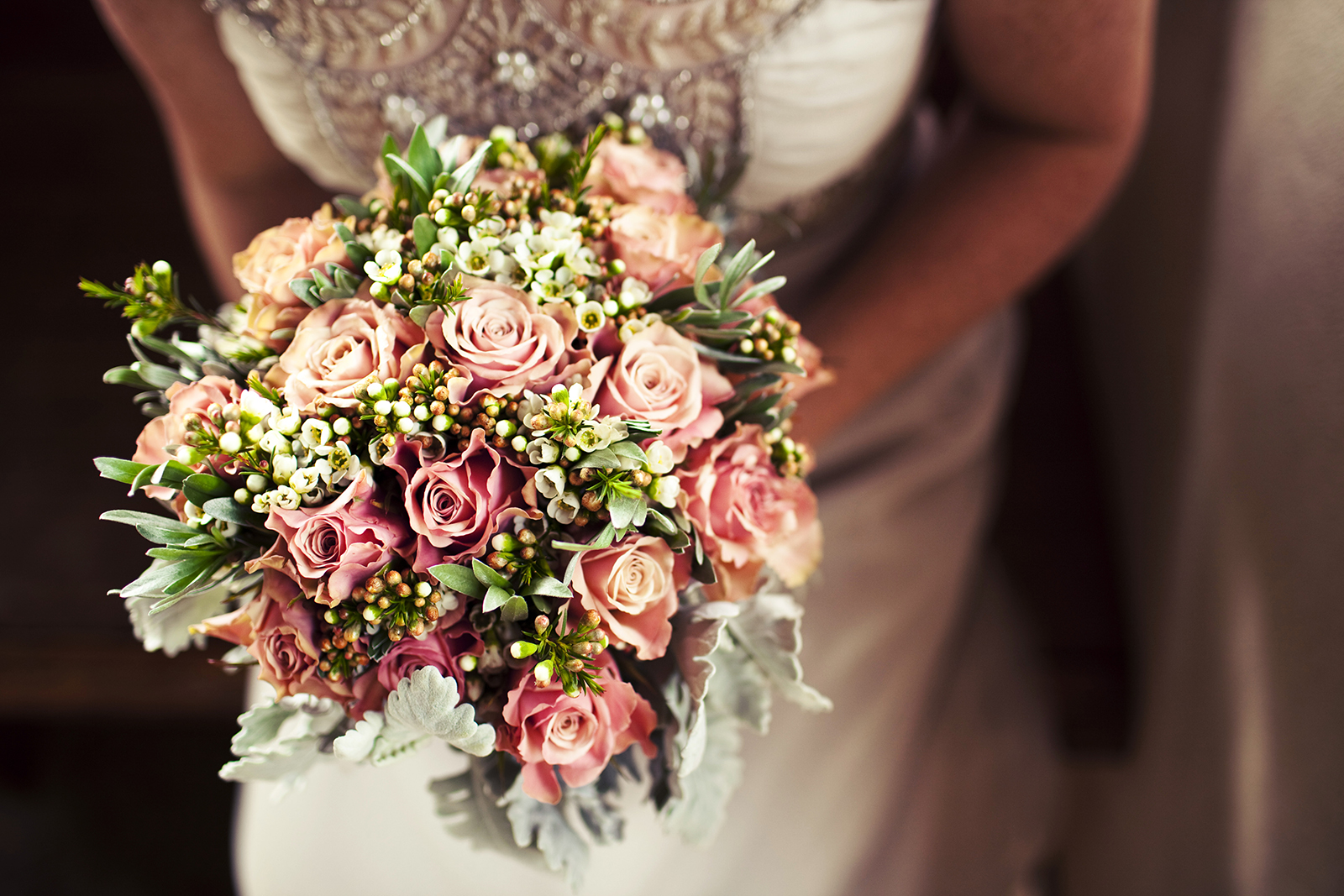 Какие есть варианты красивых и интересных идеи оформления свадебного букета с бирюзой Фото шикарных бело-бирюзовых букетов невесты на свадьбе