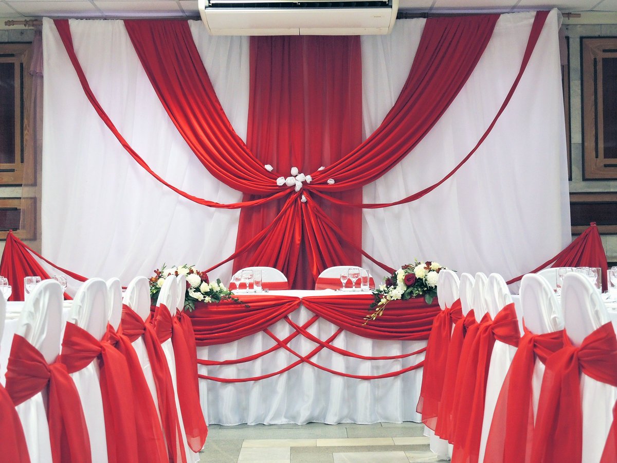 Бело-красная свадьба: украшение зала, платье невесты и образ жениха, примеры оформления с фото