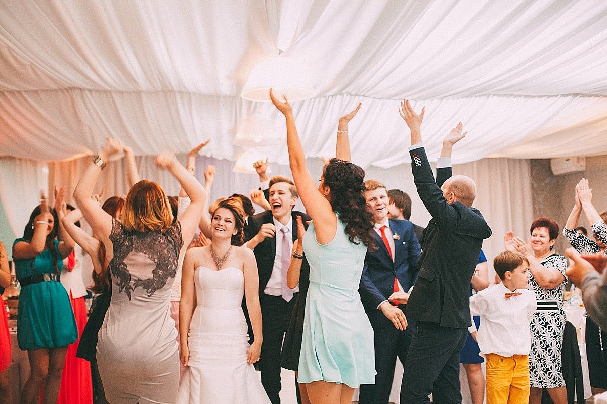 Конкурсы на свадьбу для гостей: смешные и современные
