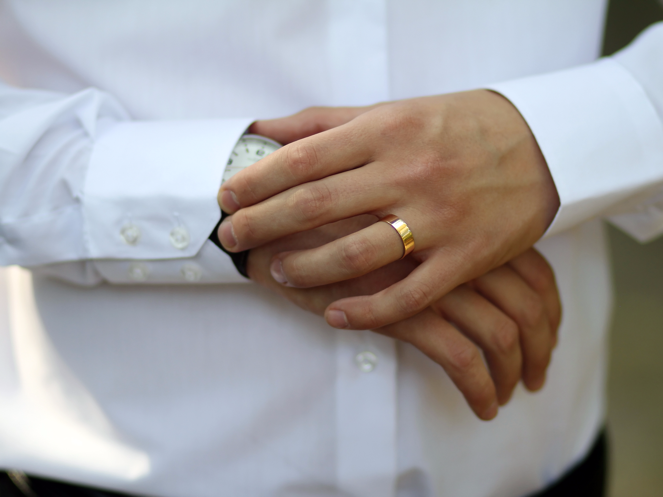 Обручальное кольцо на какой руке носят: почему носят на безямянном пальце