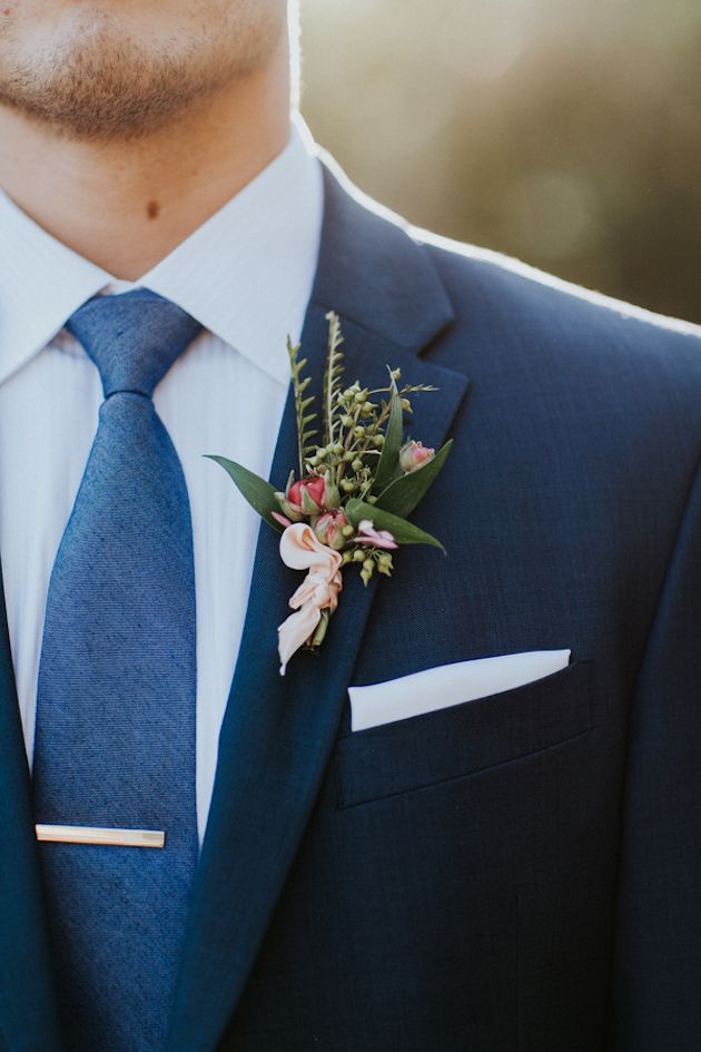 Синий мужской костюм и галстук к нему